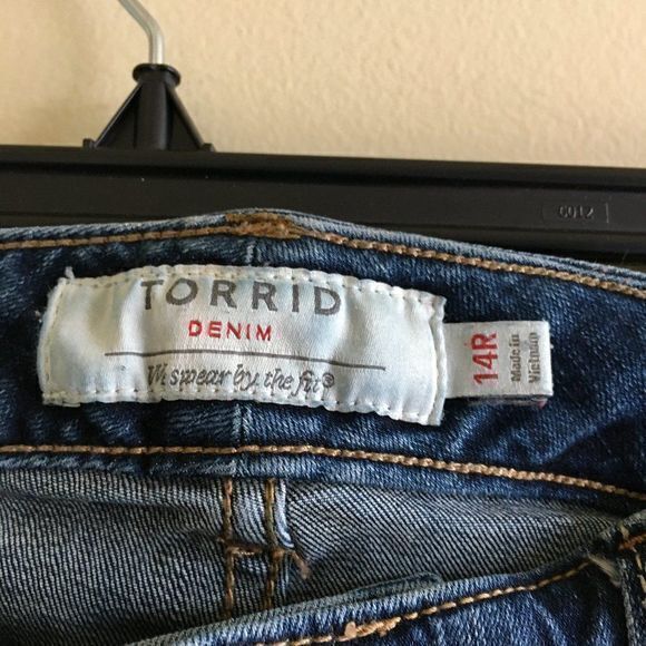 TORRID BOYFRIEND JEAN VINTAGE STRETCH MEDIUM WASH - Picture 7 of 12